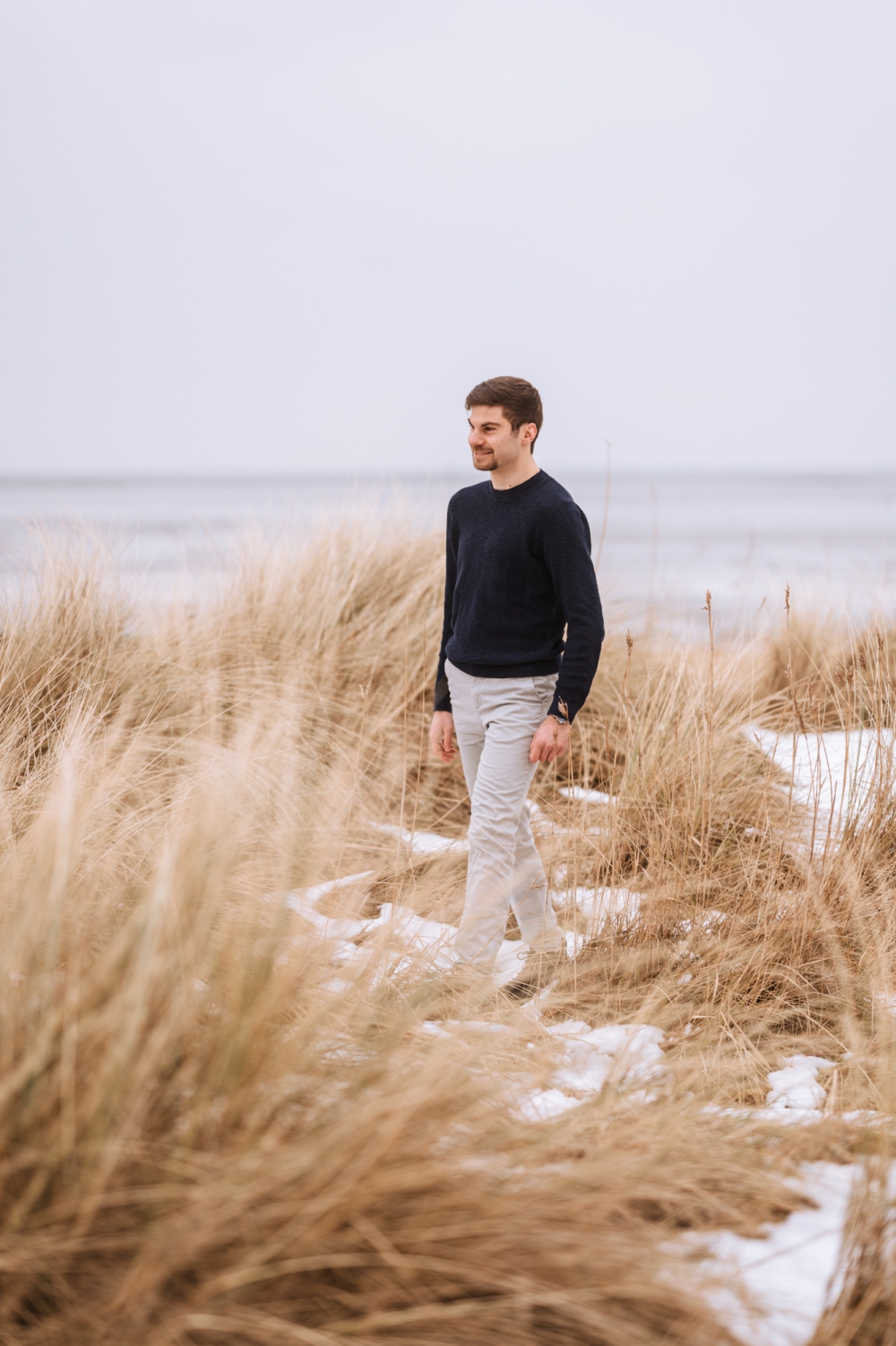 Simon Daube sinnig am Strand