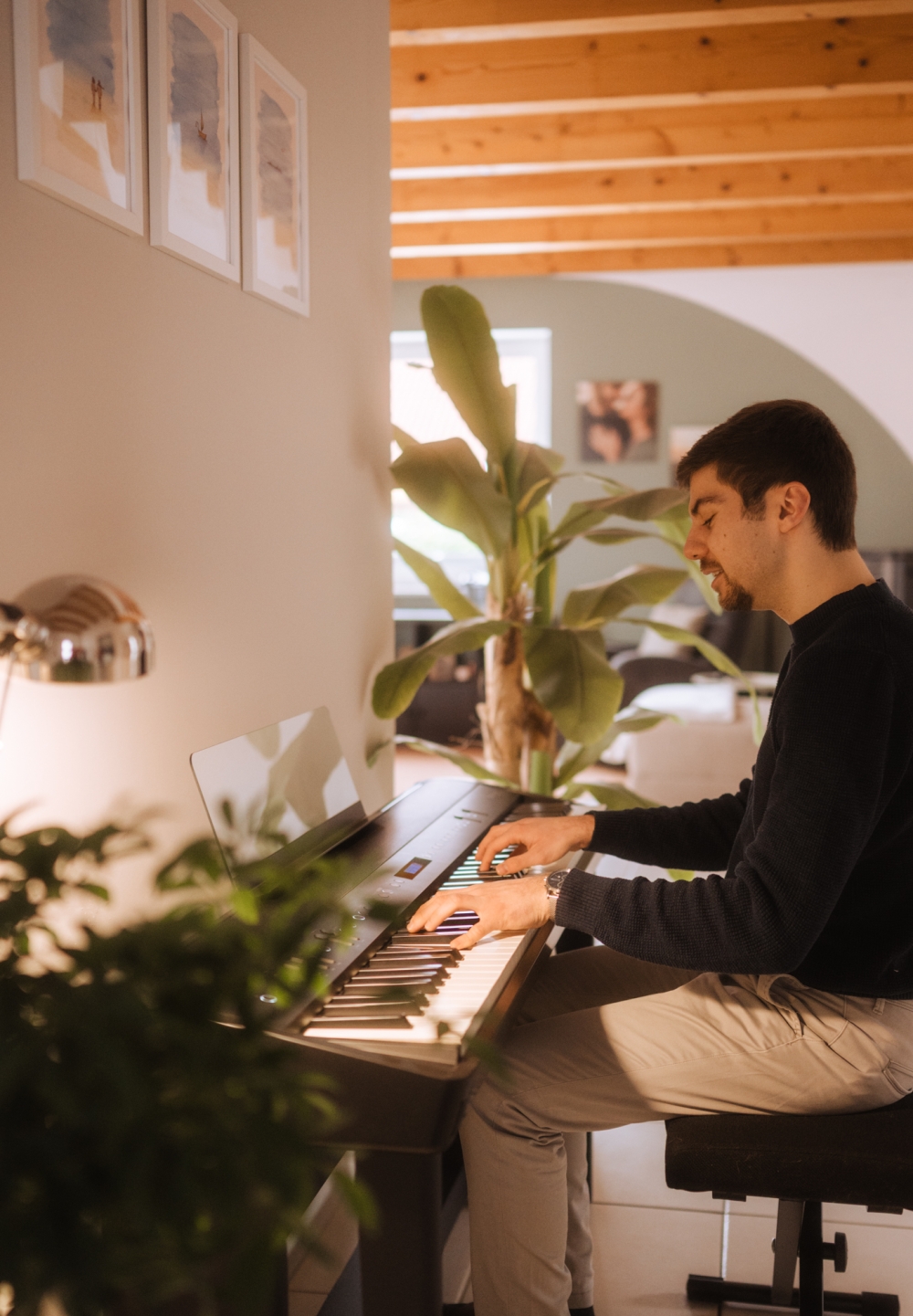 Scarsimon am Klavier mit Pflanzen